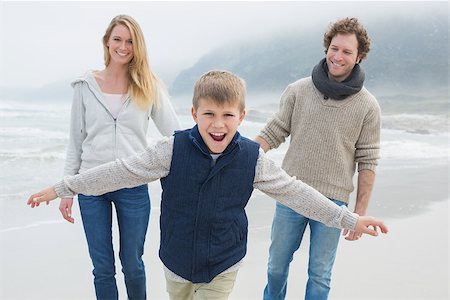 simsearch:400-07267308,k - Portrait of a happy family of three walking at the beach Fotografie stock - Microstock e Abbonamento, Codice: 400-07267248
