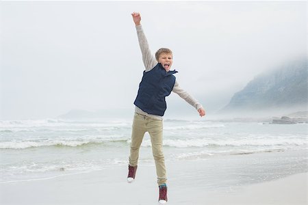 simsearch:400-07267308,k - Full length of a casual young boy jumping at the beach Fotografie stock - Microstock e Abbonamento, Codice: 400-07267242