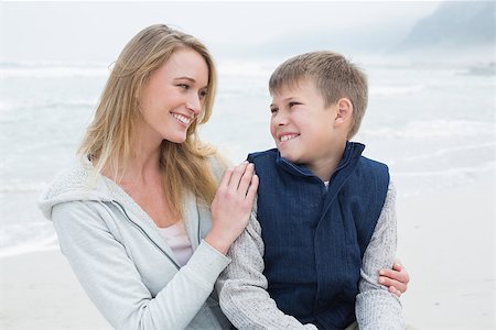 simsearch:400-07267308,k - Cute young boy with smiling mother at the beach Fotografie stock - Microstock e Abbonamento, Codice: 400-07267254