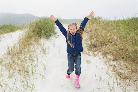 simsearch:400-07267308,k - Full length portrait of a cheerful young girl running at the beach Fotografie stock - Microstock e Abbonamento, Codice: 400-07267274