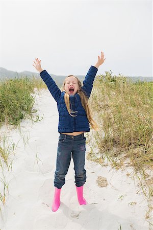 simsearch:400-07267308,k - Full length of a cheerful young girl shouting at the beach Fotografie stock - Microstock e Abbonamento, Codice: 400-07267272