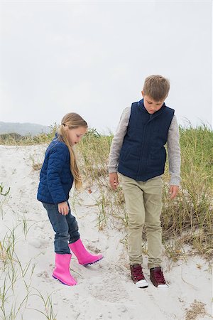 simsearch:400-07267308,k - Full length of a brother and sister standing at the beach Fotografie stock - Microstock e Abbonamento, Codice: 400-07267282