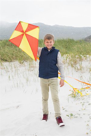 simsearch:400-07267212,k - Full length portrait of a happy young boy with kite at the beach Stockbilder - Microstock & Abonnement, Bildnummer: 400-07267303