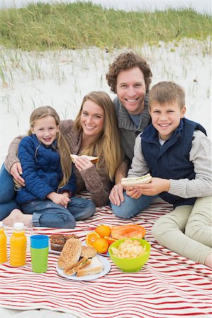 simsearch:400-07267308,k - Portrait of a happy family of four enjoying picnic at the beach Fotografie stock - Microstock e Abbonamento, Codice: 400-07267313