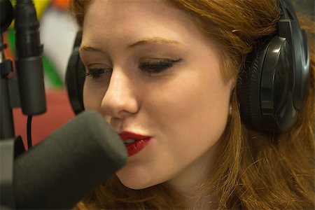 simsearch:649-07063944,k - Pretty redhead student hosting a radio show in college Foto de stock - Super Valor sin royalties y Suscripción, Código: 400-07267726