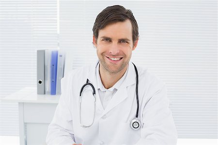 simsearch:400-07275966,k - Portrait of a smiling confident male doctor in the medical office Foto de stock - Super Valor sin royalties y Suscripción, Código: 400-07267815