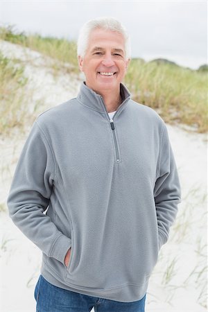 simsearch:614-00602653,k - Portrait of a smiling handsome casual senior man relaxing at the beach Stockbilder - Microstock & Abonnement, Bildnummer: 400-07268279