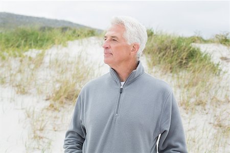 simsearch:614-00602653,k - Contemplative casual senior man relaxing at the beach Stockbilder - Microstock & Abonnement, Bildnummer: 400-07268286