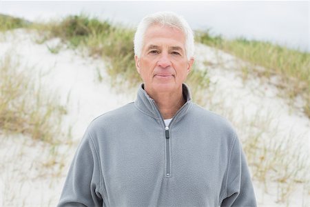 simsearch:614-00602653,k - Portrait of a handsome casual senior man relaxing at the beach Stockbilder - Microstock & Abonnement, Bildnummer: 400-07268281