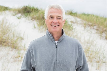 simsearch:614-00602653,k - Portrait of a smiling handsome casual senior man relaxing at the beach Stockbilder - Microstock & Abonnement, Bildnummer: 400-07268283