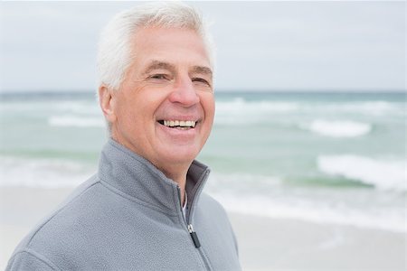 simsearch:614-00602653,k - Close-up portrait of a smiling handsome casual senior man at the beach Stockbilder - Microstock & Abonnement, Bildnummer: 400-07268294