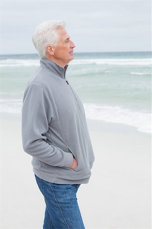 simsearch:614-00602653,k - Side view of a contemplative casual senior man relaxing at the beach Stockbilder - Microstock & Abonnement, Bildnummer: 400-07268299