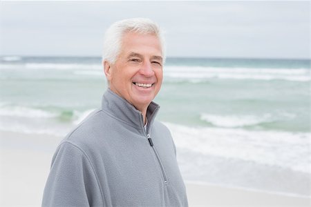 simsearch:614-00602653,k - Portrait of a smiling handsome casual senior man relaxing at the beach Stockbilder - Microstock & Abonnement, Bildnummer: 400-07268292