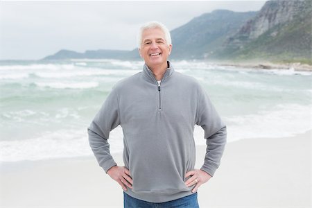 simsearch:614-00602653,k - Portrait of a happy handsome casual senior man with hands on hips at the beach Stockbilder - Microstock & Abonnement, Bildnummer: 400-07268303