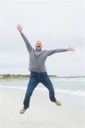 simsearch:614-00602653,k - Full length portrait of a casual senior man jumping at the beach Stockbilder - Microstock & Abonnement, Bildnummer: 400-07268327