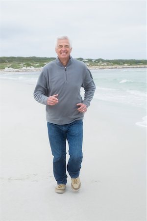 simsearch:614-00602653,k - Full length portrait of a casual senior man running at the beach Stockbilder - Microstock & Abonnement, Bildnummer: 400-07268336