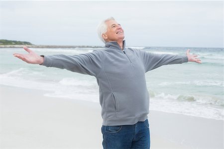 simsearch:614-00602653,k - Casual senior man with arms outstretched standing at the beach Stockbilder - Microstock & Abonnement, Bildnummer: 400-07268338