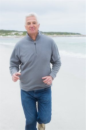 simsearch:614-00602653,k - Portrait of a casual senior man running at the beach Stockbilder - Microstock & Abonnement, Bildnummer: 400-07268333