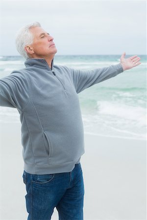 simsearch:614-00602653,k - Casual senior man with arms outstretched standing at the beach Stockbilder - Microstock & Abonnement, Bildnummer: 400-07268344