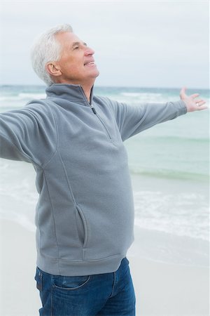 simsearch:614-00602653,k - Casual senior man with arms outstretched standing at the beach Stockbilder - Microstock & Abonnement, Bildnummer: 400-07268342