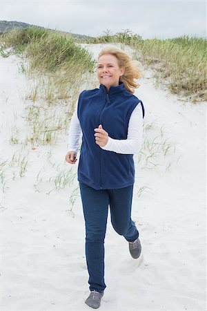 simsearch:400-07267212,k - Full length of a happy senior woman jogging at the beach Stockbilder - Microstock & Abonnement, Bildnummer: 400-07268512