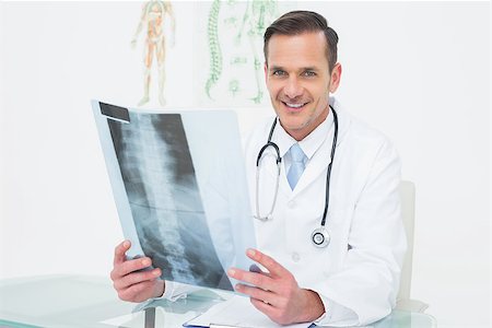 simsearch:400-07778150,k - Portrait of a smiling male doctor with x-ray picture in the medical office Stock Photo - Budget Royalty-Free & Subscription, Code: 400-07269250