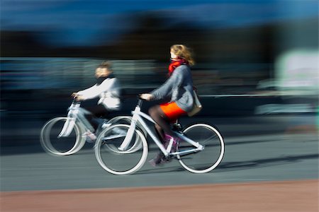 two women on the blurred bikes in profile Stockbilder - Microstock & Abonnement, Bildnummer: 400-07260359