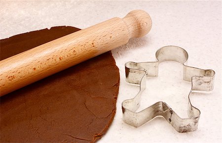 simsearch:400-06693299,k - Gingerbread dough, wooden rolling pin and gingerbread man cookie cutter Foto de stock - Royalty-Free Super Valor e Assinatura, Número: 400-07260459
