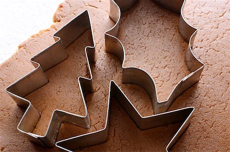 simsearch:400-06693299,k - Closeup of festive cookie cutters on gingerbread dough Foto de stock - Royalty-Free Super Valor e Assinatura, Número: 400-07260461