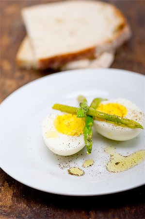 simsearch:400-08338441,k - boiled fresh green asparagus and eggs with extra virgin olive oil with rustic bread Stockbilder - Microstock & Abonnement, Bildnummer: 400-07261151