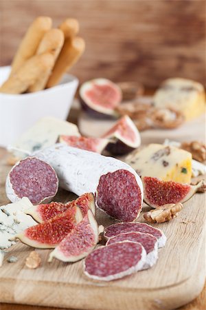 simsearch:400-06741554,k - Meat with cheese, figs, nuts and grissini Foto de stock - Royalty-Free Super Valor e Assinatura, Número: 400-07261298
