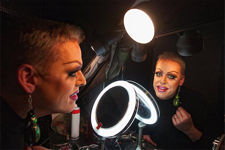 simsearch:400-07261849,k - Caucasian drag queen at mirror in dressing room Fotografie stock - Microstock e Abbonamento, Codice: 400-07261809