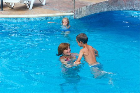 Mother train children to swim in the pool. Photographie de stock - Aubaine LD & Abonnement, Code: 400-07262527
