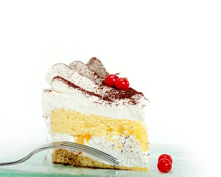 simsearch:400-07256405,k - fresh ribes and whipped cream dessert cake slice with cocoa powder on top Fotografie stock - Microstock e Abbonamento, Codice: 400-07262654