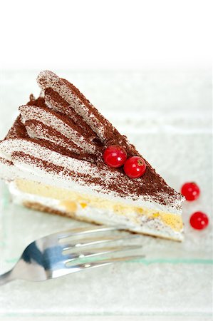 simsearch:400-07256405,k - fresh ribes and whipped cream dessert cake slice with cocoa powder on top Fotografie stock - Microstock e Abbonamento, Codice: 400-07262655