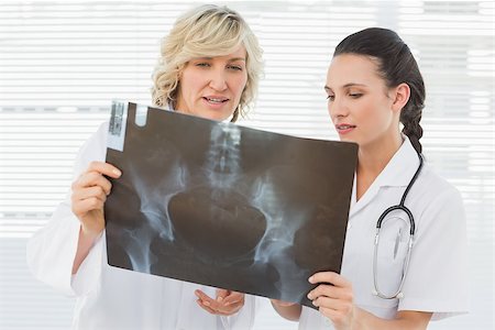 simsearch:400-07274751,k - Two serious female doctors examining xray in the medical office Foto de stock - Super Valor sin royalties y Suscripción, Código: 400-07274862