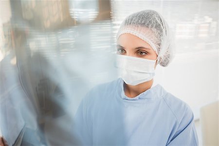 simsearch:400-07275966,k - Closeup of a serious female surgeon examining blurred x-ray in the hospital Foto de stock - Super Valor sin royalties y Suscripción, Código: 400-07274900