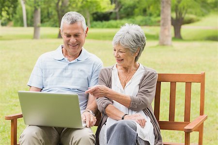 simsearch:400-07274982,k - Smiling senior woman and man using laptop on bench at the park Stock Photo - Budget Royalty-Free & Subscription, Code: 400-07274929