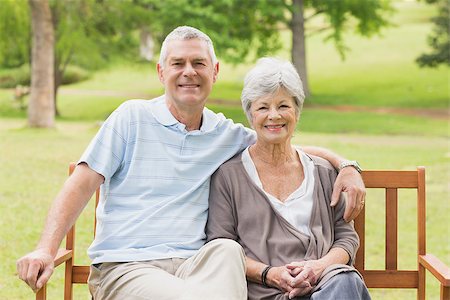 simsearch:400-07275058,k - Portrait of a senior woman and man sitting on bench at the park Fotografie stock - Microstock e Abbonamento, Codice: 400-07274920