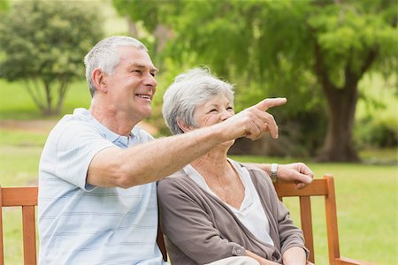 simsearch:400-07275058,k - Side view of senior woman and man sitting on bench at the park Fotografie stock - Microstock e Abbonamento, Codice: 400-07274922