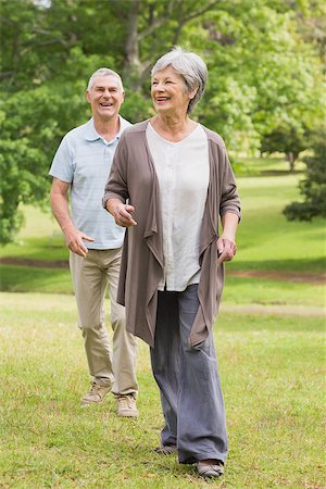 simsearch:400-07275058,k - Full length of a happy senior couple walking in the park Fotografie stock - Microstock e Abbonamento, Codice: 400-07274938