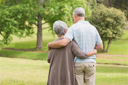simsearch:400-07275058,k - Rear view of a senior man and woman with arms around standing at the park Fotografie stock - Microstock e Abbonamento, Codice: 400-07274941