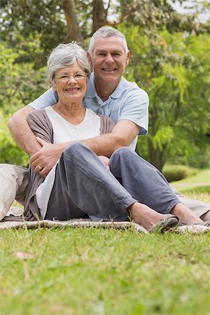 simsearch:400-07275058,k - Portrait of a senior man embracing woman from behind at the park Fotografie stock - Microstock e Abbonamento, Codice: 400-07274984