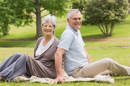 simsearch:400-07275058,k - Portrait of a senior woman and man sitting at the park Fotografie stock - Microstock e Abbonamento, Codice: 400-07274980