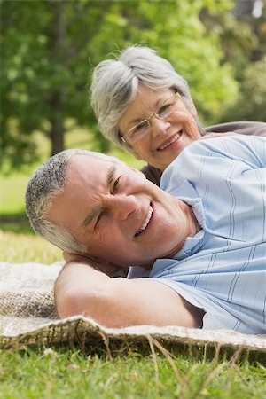 simsearch:400-07275058,k - Closeup portrait of a senior woman and man lying at the park Fotografie stock - Microstock e Abbonamento, Codice: 400-07274992