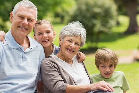 simsearch:400-07275058,k - Portrait of a smiling senior couple and grandchildren at the park Fotografie stock - Microstock e Abbonamento, Codice: 400-07275044