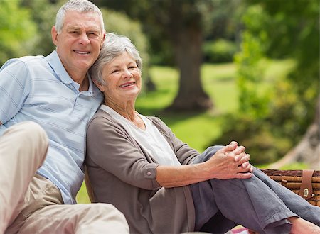 simsearch:400-07274981,k - Portrait of a smiling senior couple sitting with picnic basket at the park Stock Photo - Budget Royalty-Free & Subscription, Code: 400-07275046
