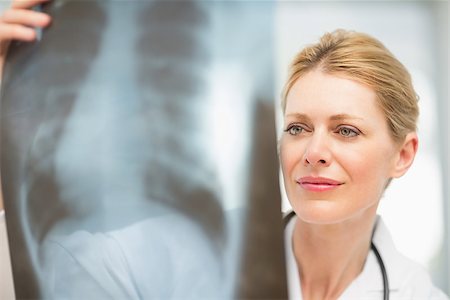 simsearch:400-07274751,k - Doctor examining an xray in her office at the hospital Foto de stock - Super Valor sin royalties y Suscripción, Código: 400-07275599