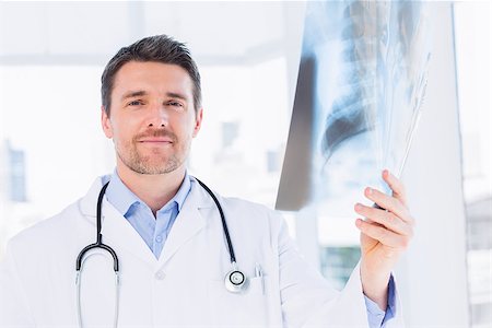 simsearch:400-07275966,k - Portrait of a male doctor examining xray in the medical office Foto de stock - Super Valor sin royalties y Suscripción, Código: 400-07275965