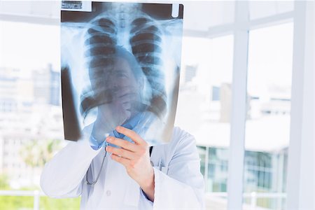 simsearch:400-07275966,k - Closeup of a male doctor examining x-ray in the medical office Foto de stock - Super Valor sin royalties y Suscripción, Código: 400-07275966